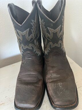 Boys Ariat Workhog boots sz 4 square toe